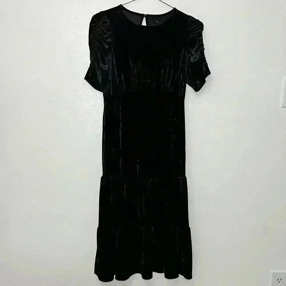 Who What Wear Dresses & Skirts - WHO WHAT WEAR Black Tiered Velvet dress | size small